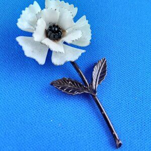 Vintage mid century white & black enamel flower pin mod style